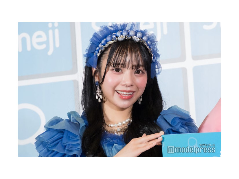 黒髪の増田彩乃（C）モデルプレス