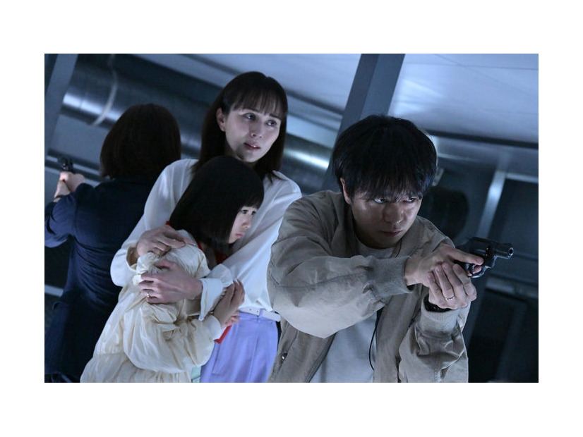 比嘉愛未、吉田帆乃華、櫻井翔「放送局占拠」第1話（C）日本テレビ