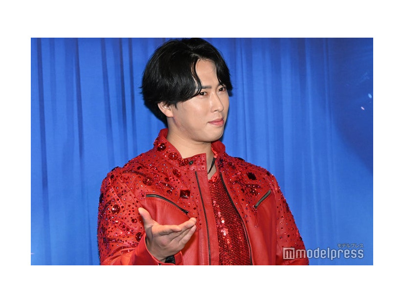プリンセスを誘うポーズを求められる宮舘涼太（C）モデルプレス