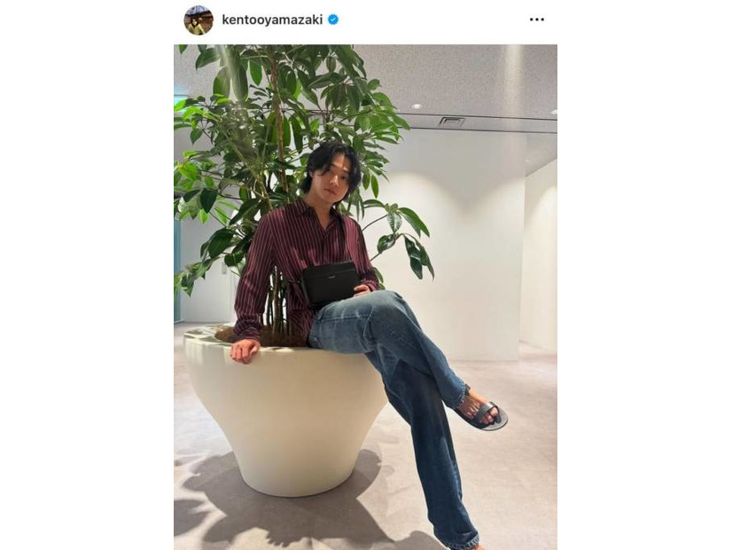 「足長っ！！」山崎賢人、スタイルの良さが際立つデニムSHOTに反響「いつもハンサム」「かっこよすぎ」