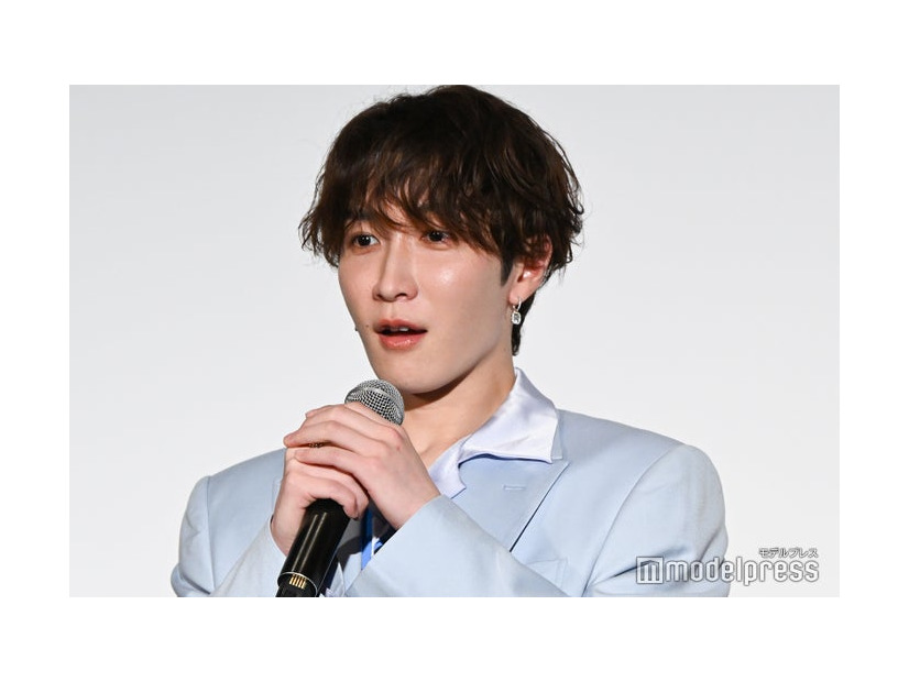 びっくりしてマイクを握りしめる渡辺翔太（C）モデルプレス