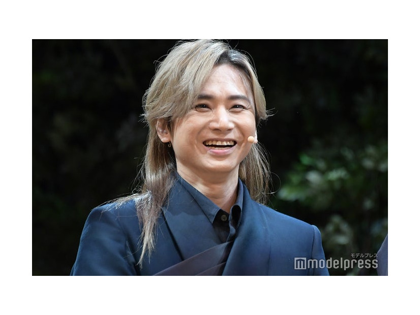 上白石萌音に指摘され笑顔を見せる堂本光一（C）モデルプレス