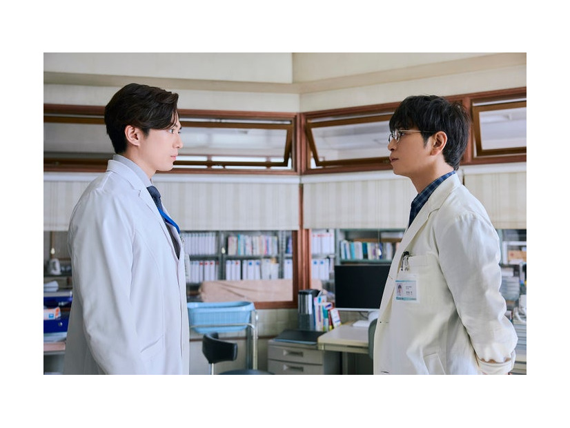 新田真剣佑、松本潤「19番目のカルテ」第3話（C）TBSスパークル／TBS（撮影：加藤春日）