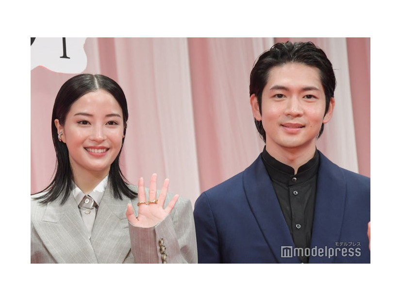 映画「遠い山なみの光」完成披露試写会に登場した広瀬すず、松下洸平（C）モデルプレス