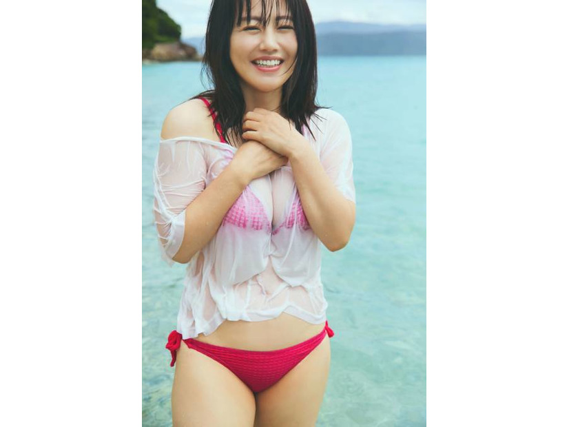 磯山さやか、ふんわり美ボディ際立つビキニSHOTに釘付け！デビュー25周年の“グラビアレジェンド”の魅力が全開