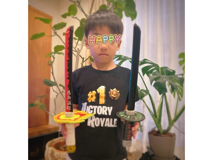 「材料は全てダイソー」保田圭『鬼滅の刃』日輪刀を7歳息子と手作り！完成品に大満足「かなりいい感じ」