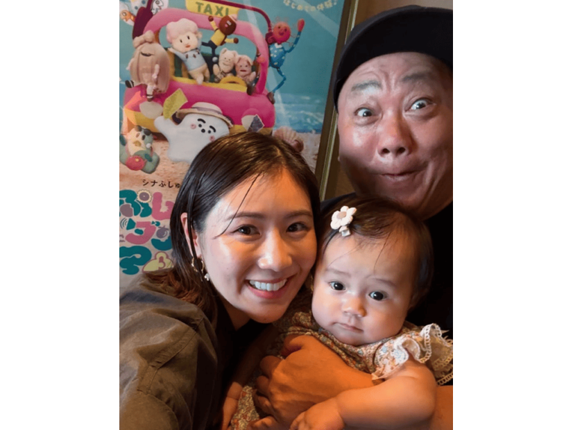 西野未姫、愛娘が映画館デビュー！夫・山本圭壱を交えた3SHOTに「ほんとお2人にそっくり」「可愛い家族」の声