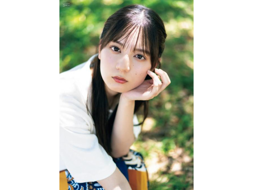 日向坂46小坂菜緒、ドキッとするようなまなざしの美麗SHOT披露！“戦友”金村美玖との関係性も語る