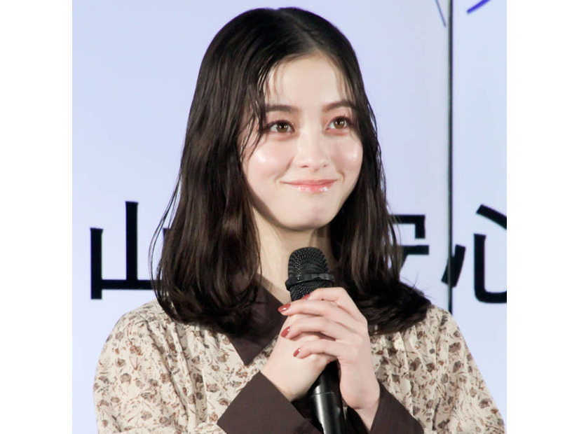 橋本環奈、美脚披露のミニ丈ワンピSHOTに絶賛の声「最高」「綺麗すぎます！」