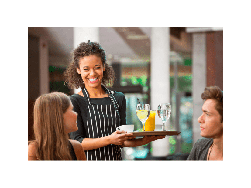 アメリカで…レストランで食事をしていると…次の瞬間、店員の”予想外のサービス”に「えっ、また！？」「心地いい」