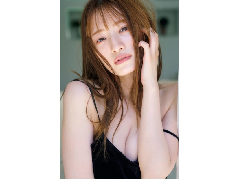 中田花奈、美谷間チラリのキャミソールSHOTにドキッ！オトナの女性の艶っぽさが全開