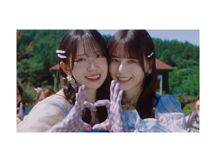 金村美玖、小坂菜緒／日向坂46「お願いバッハ！」MVより