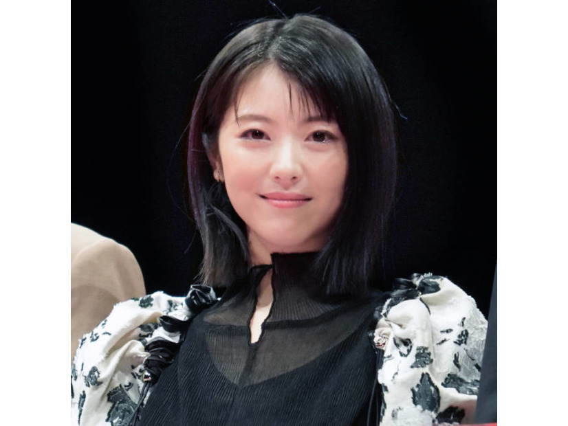 浜辺美波、25歳に！親友ら撮影の笑顔SHOTにファンほっこり「年々美しさが増していく」「可愛すぎます」