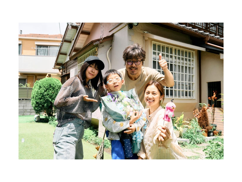 渡邉心結、嶋田鉄太、小澤征悦、中村アン「こんばんは、朝山家です。」（C）ABCテレビ