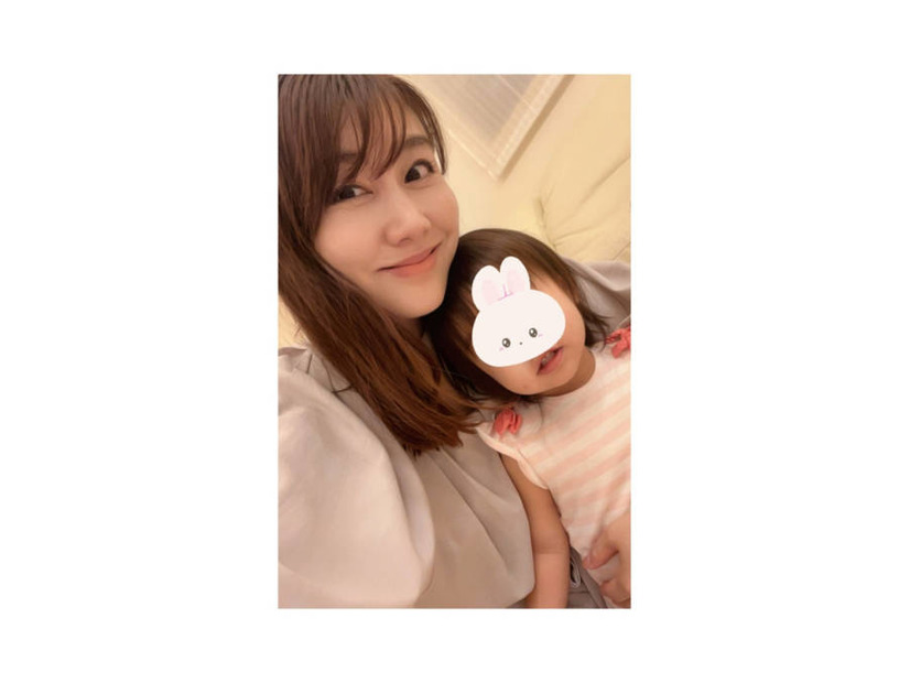 安めぐみ、“話す言葉が一気に増えた”1歳次女とパシャリ「パパ、ママ、ねぇね、じぃじに加えて…」
