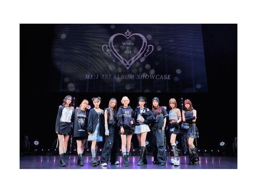 （左から）KOKONA、AYANE、KEIKO、MIU、SUZU、RINON、MOMONA、SHIZUKU、TSUZUMI「ME:I 1ST ALBUM『WHO I AM』リリース記念SHOWCASE」（C）LAPONE GIRLS