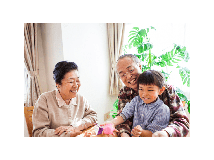 朝食を食べる70代の祖父母と孫　次の瞬間⇒祖父の”古い言葉”に「微笑ましい」「祖母も加わった」