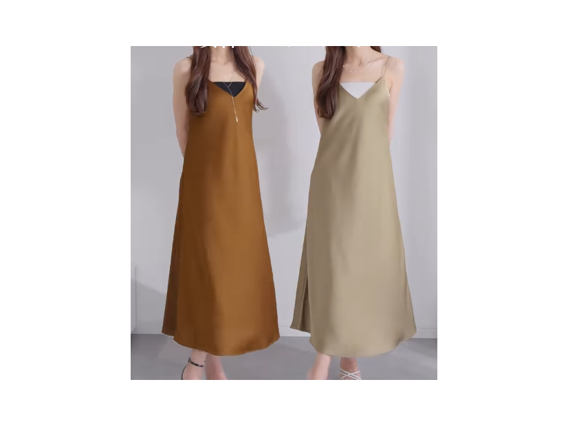 【ユニクロ】深みカラーのとろみワンピ。秋まで映えるキレイめサテンは今が買い【40代の毎日コーデ】