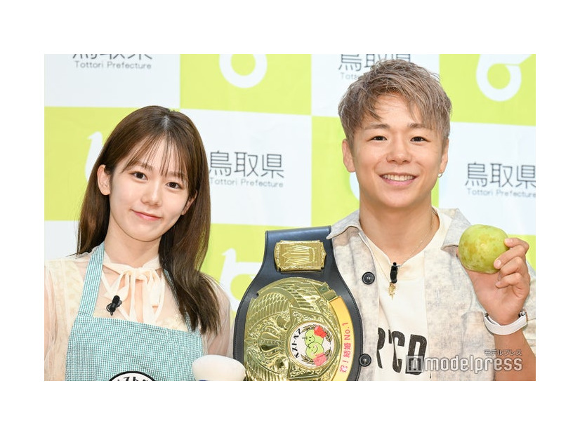 鳥取県「ベストペア（＝梨）」任命式に出席した川口葵、武尊（C）モデルプレス