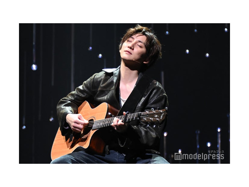 ギターを演奏する京本大我／「Once」公開ゲネプロより（C）モデルプレス