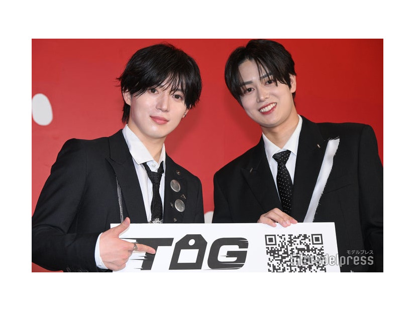 囲み取材に応じた西山智樹、前田大輔（C）モデルプレス