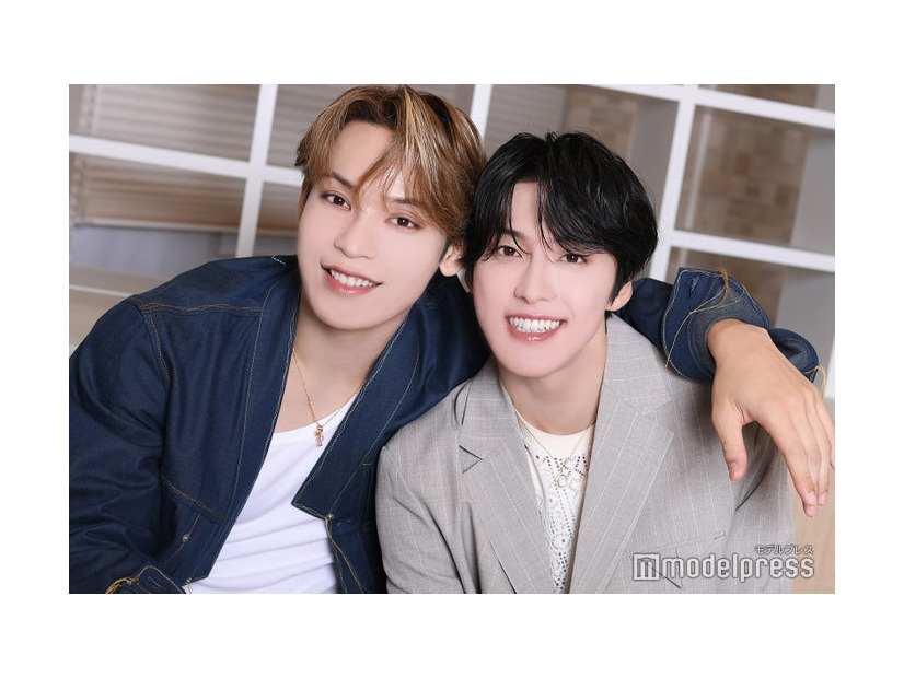 モデルプレスのインタビューに応じた與那城奨、河野純喜（C）モデルプレス