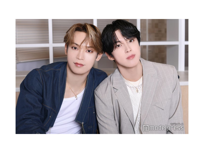 モデルプレスのインタビューに応じた與那城奨、河野純喜（C）モデルプレス