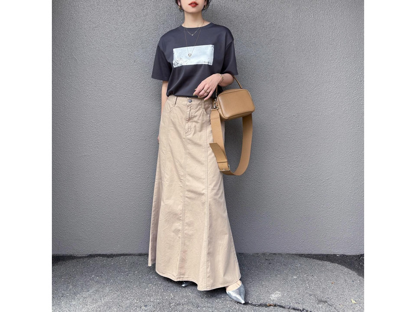 「この人…出来る！」と思われたら勝ち。シンプルなのに差がつく大人のロゴTスタイル【40代の毎日コーデ】