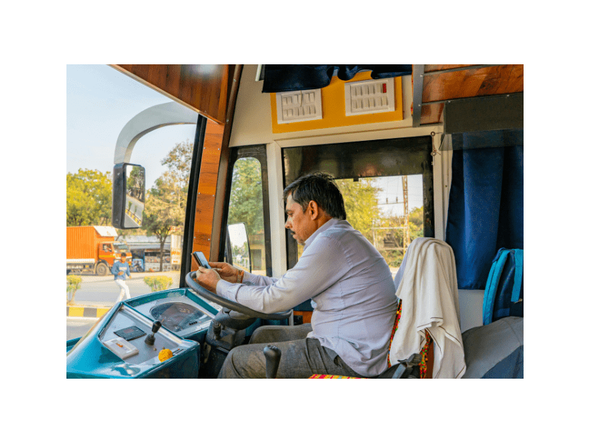 【ハワイで】貸し切り状態のバスに乗ると⇒「すぐ戻るよ〜」運転手の”驚きの行動”に「ほっこり」「自由に生きていいんだな」