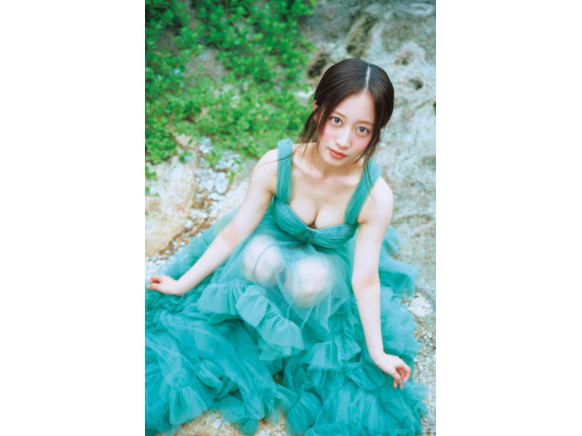 NMB48川上千尋、美谷間チラリのふんわり衣装SHOT披露！初の写真集で大人っぽくセクシーな魅力が全開
