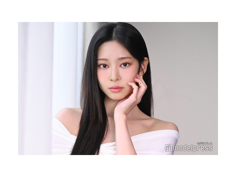 モデルプレスのインタビューに応じたキム・ミンジュ（C）モデルプレス