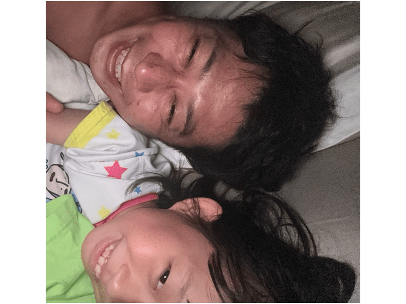 パンサー尾形、7歳愛娘との“ふざけ合い”寝かしつけSHOTに「楽しそう」「パパがいる時はこうなりますよね」