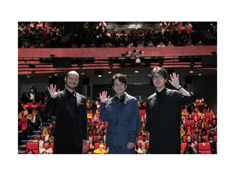 河内大和、二宮和也、川村元気監督（C）2025 映画「8番出口」製作委員会