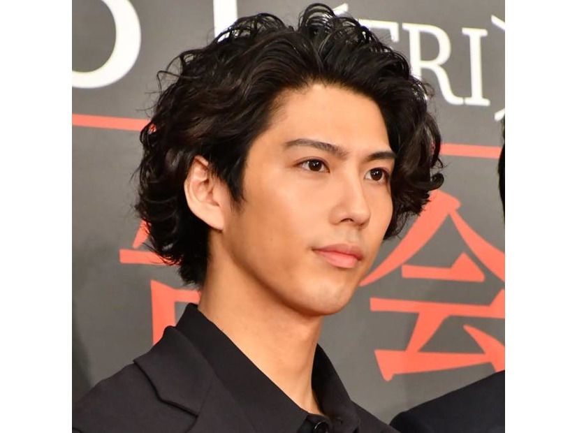 賀来賢人、眼鏡×セットアップの最新SHOTに絶賛の声「渋みが増しました！？」「男性の色気がたっぷり」