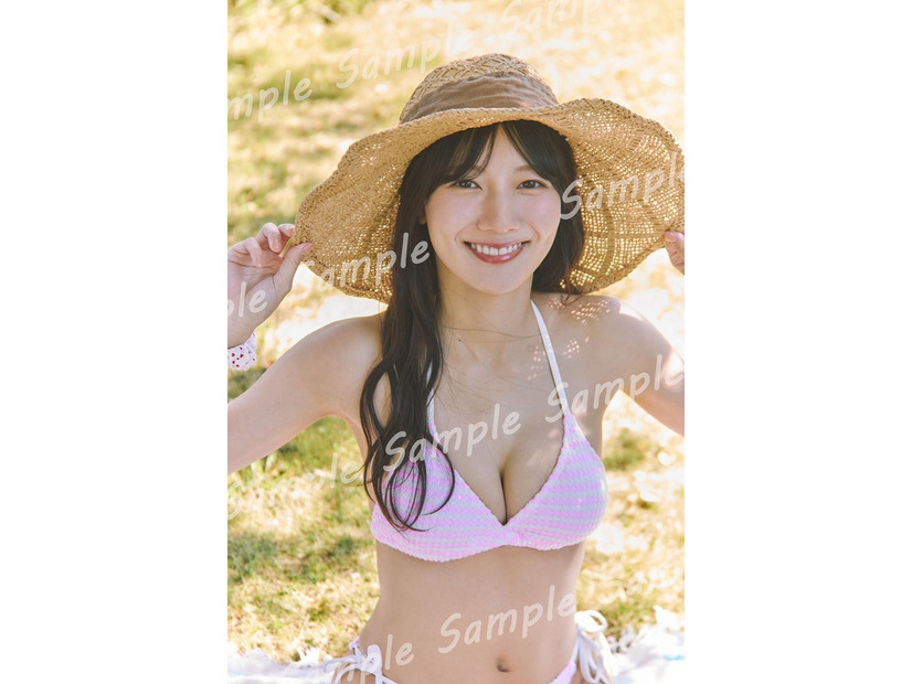 河田陽菜「2nd写真集発売記念⽣配信特典ポスター」撮影／SAKAI DE JUN