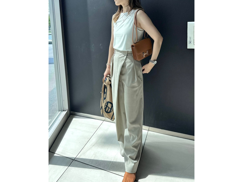 小物使いが洗練見えの秘訣。白ノースリーブ×ベージュワイドパンツでつくるきれいめスタイル【40代の毎日コーデ】