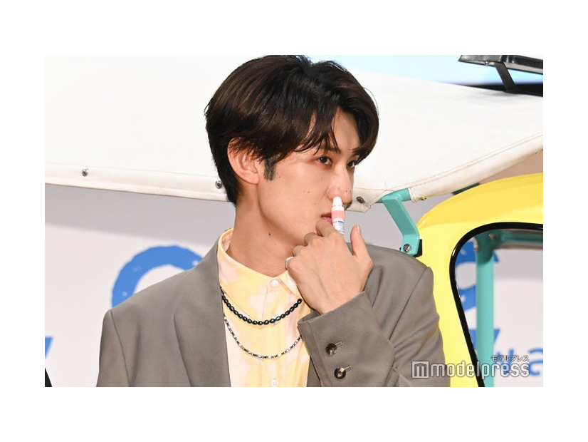 ヤードムを鼻に突っ込みキメる向井康二（C）モデルプレス