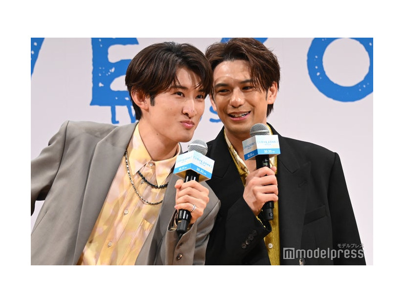 質問を忘れた向井康二に耳打ちで教える森崎ウィン（C）モデルプレス