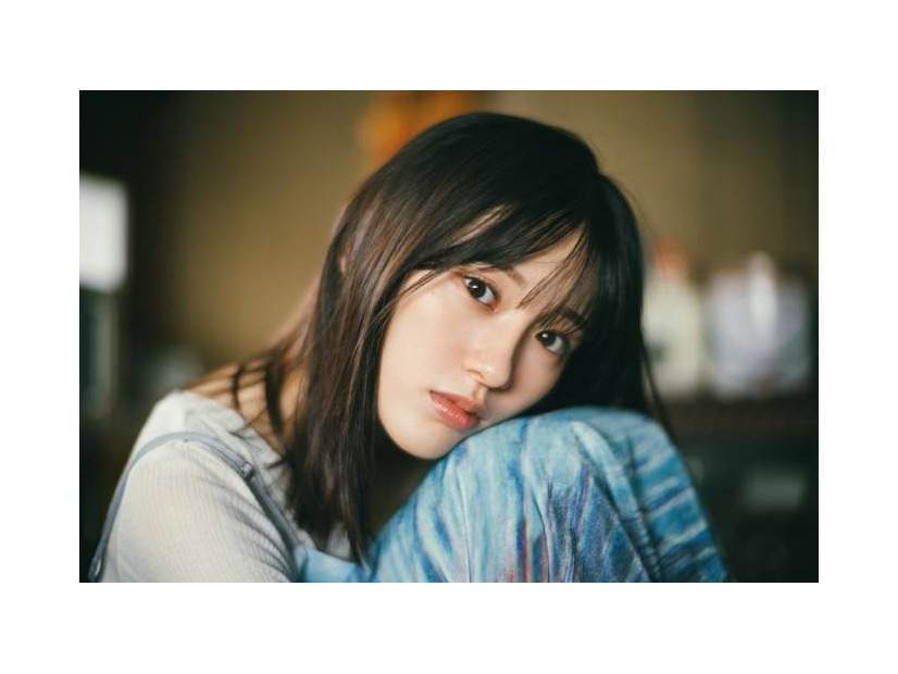 乃木坂46大越ひなの、ドキッとするまなざしで魅せる！ノスタルジックなロケーションでグラビアに挑戦