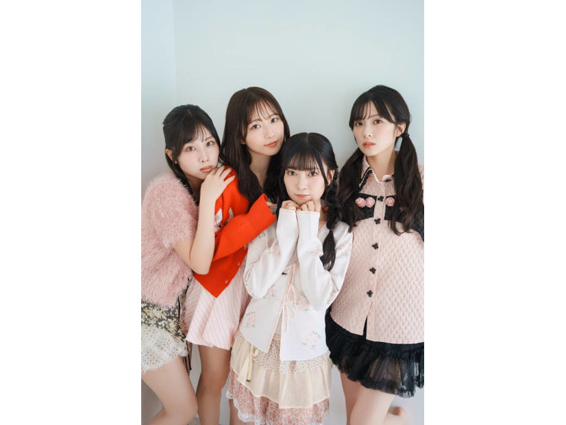 Liella!の4人がぎゅっと密着！ピンクを基調とした衣装でキュート＆スタイリッシュに魅せる