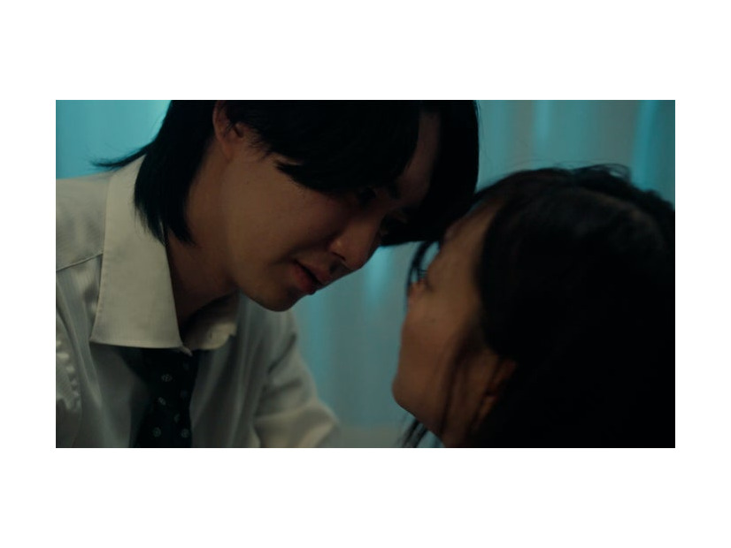 小園凌央、須田亜香里「あの時の恋をもう一度」場面写真（C）DMMショート