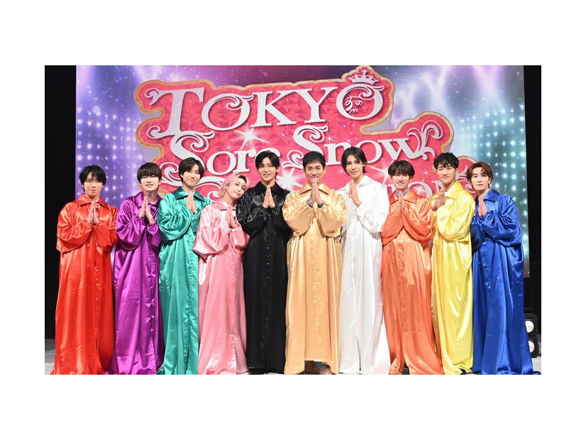 （左から）宮舘涼太、深澤辰哉、阿部亮平、佐久間大介、目黒蓮、沢村一樹、ラウール、向井康二、岩本照、渡辺翔太（C）TBS