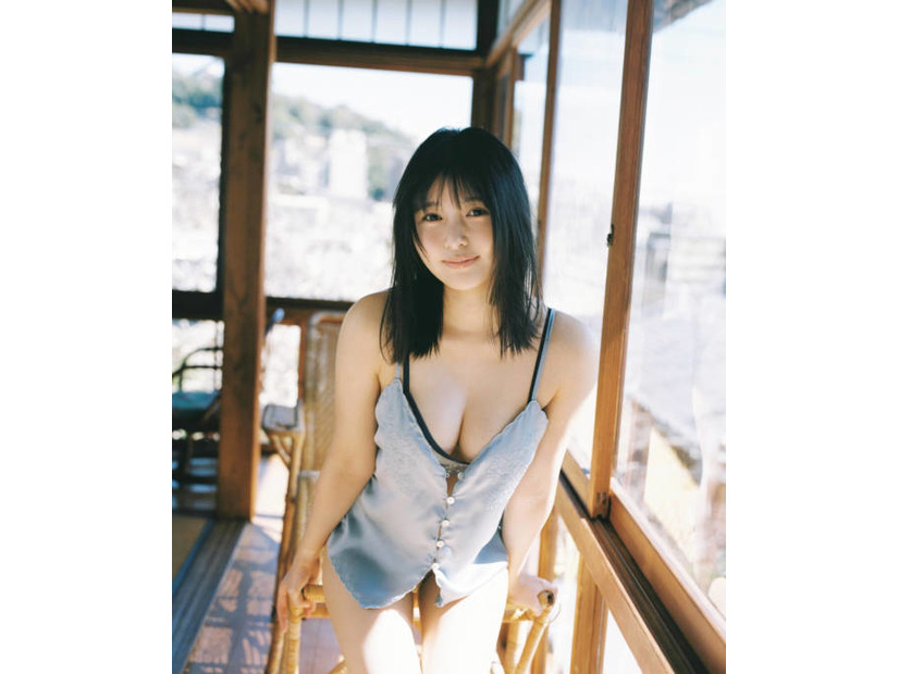頓知気さきな、美谷間＆太ももが眩しいキャミソールSHOT披露！ナチュラルな表情で魅せる