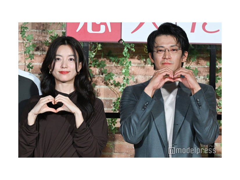 ハートでポーズを決めるハン・ヒョジュ、小栗旬（C）モデルプレス