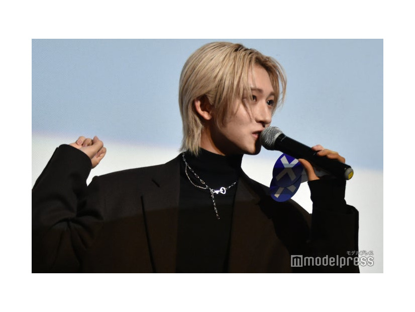 湊及びRYUKIのバッグの持ち方を再現したNAOYA（C）モデルプレス
