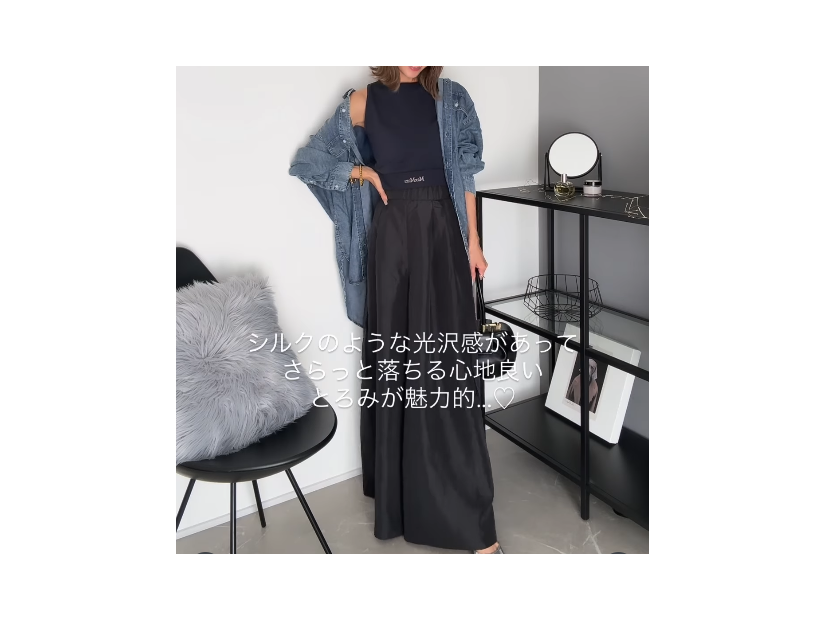 カジュアルと上品を両立。大人にちょうどいい、「てろっと質感デニムシャツ」スタイル【40代の毎日コーデ】