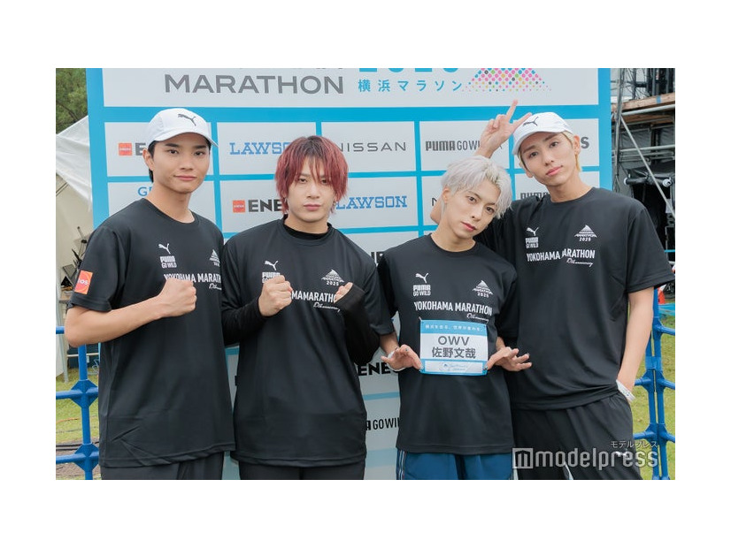 「横浜マラソン2025」に登場したOWV（左から）中川勝就、本田康祐、佐野文哉、浦野秀太（C）モデルプレス