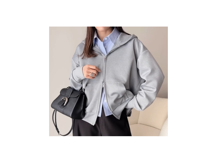 くたびれ感ゼロ。大人が上品に「パーカー」を着こなす秘訣とは【40代の毎日コーデ】