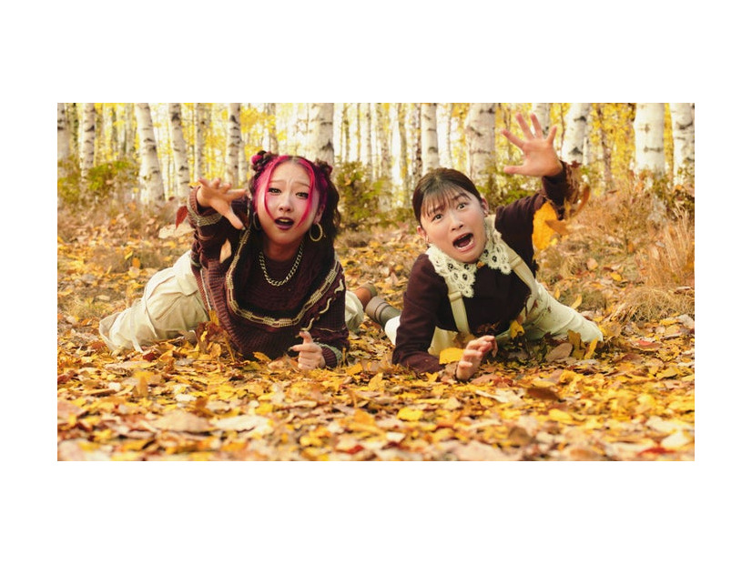 伊藤沙莉×CHIKA／三角チョコパイ ティラミス 「ティラミスの運命…」篇（提供写真）