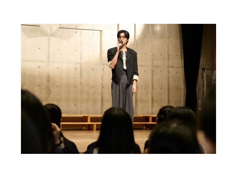 「Zoff」アンバサダー目黒蓮、学生たちの前にサプライズ登場！サングラスを通じて目の健康の大切さを発信